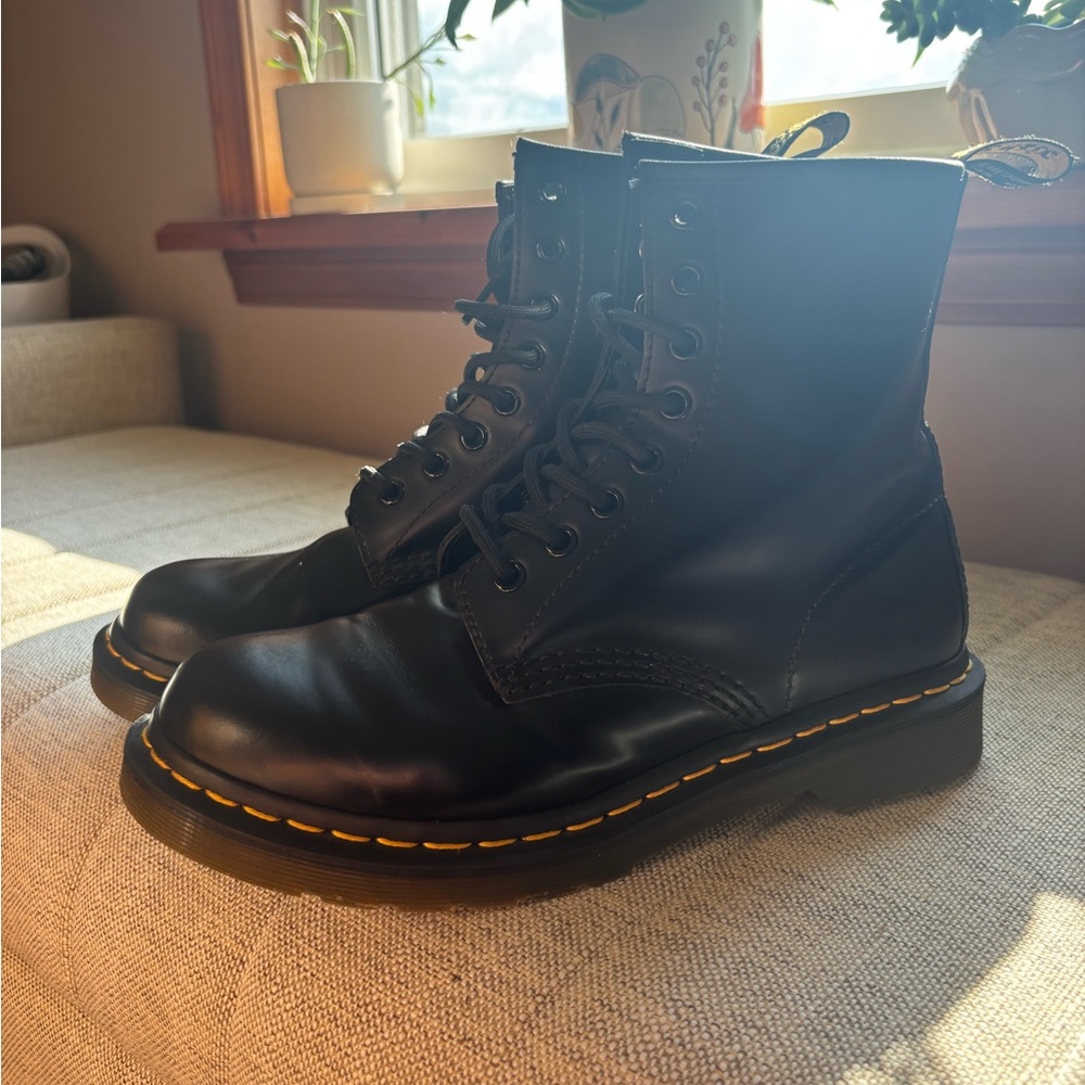 1460 SMOOTH LEATHER LACE UP BOOTS
